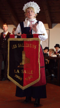 Stendardo de Les Sallereins nella Maison Gerbollier (42821 bytes)